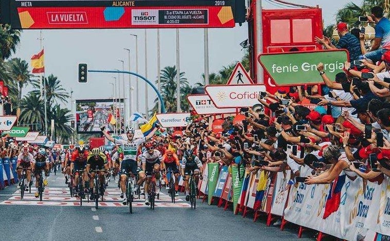 Así afecta al tráfico en Alicante el paso de La Vuelta Ciclista este martes