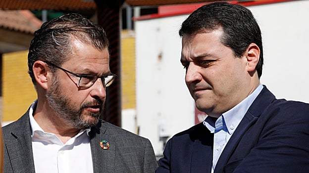 Dorado, en su época de edil de Infraestructuras, habla con el alcalde, José María Bellido