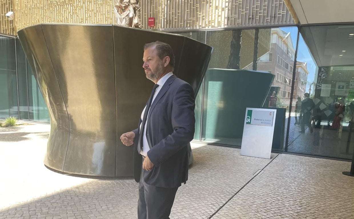 El concejal David Dorado a su salida de los juzgados de Córdoba