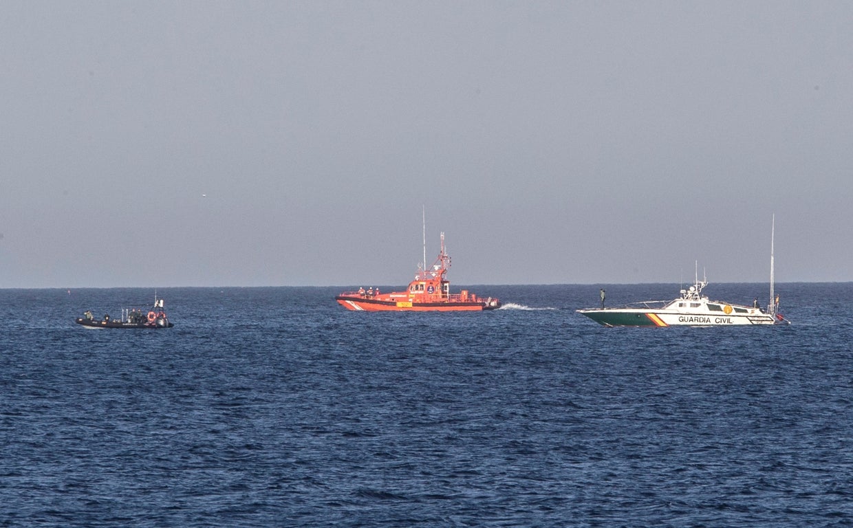 Embarcaciones de la Guardia Civil durante una operación en La Manga