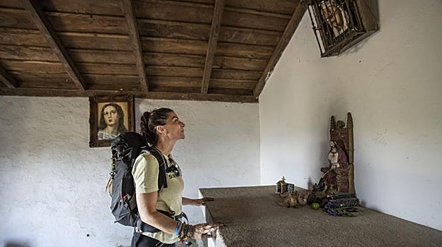 Olona frente a una imagen de la Virgen