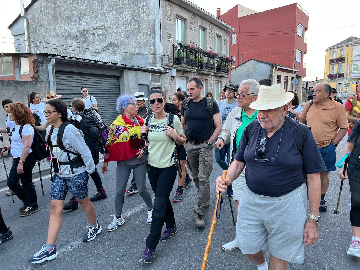 La exdiputada ha emprendido el Camino junto a casi medio centenar de personas que ha decidido acompañarla