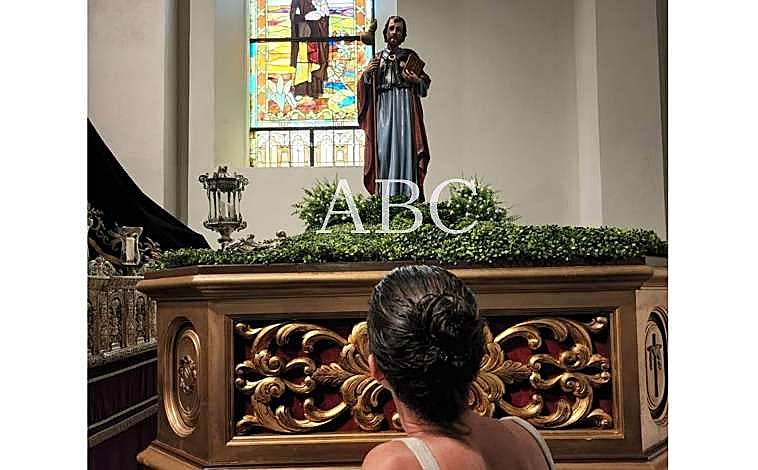 Imagen principal - En la primera de las imágenes, la exparlamentaria de Vox contempla por primera vez la talla de Santiago Apóstol. Abajo, conversa con Ricardo Gago Salinero, impulsor de la restauración de las iglesias coloniales en Ciudad de Panamá y alma mater de la recuperación de la Semana Santa en la capital del país. La tercera imagen es un primer plano de la talla del Apóstol.