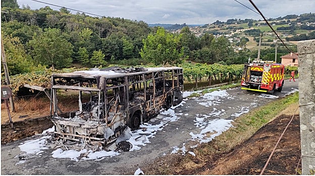 Imagen del autobús incendiado