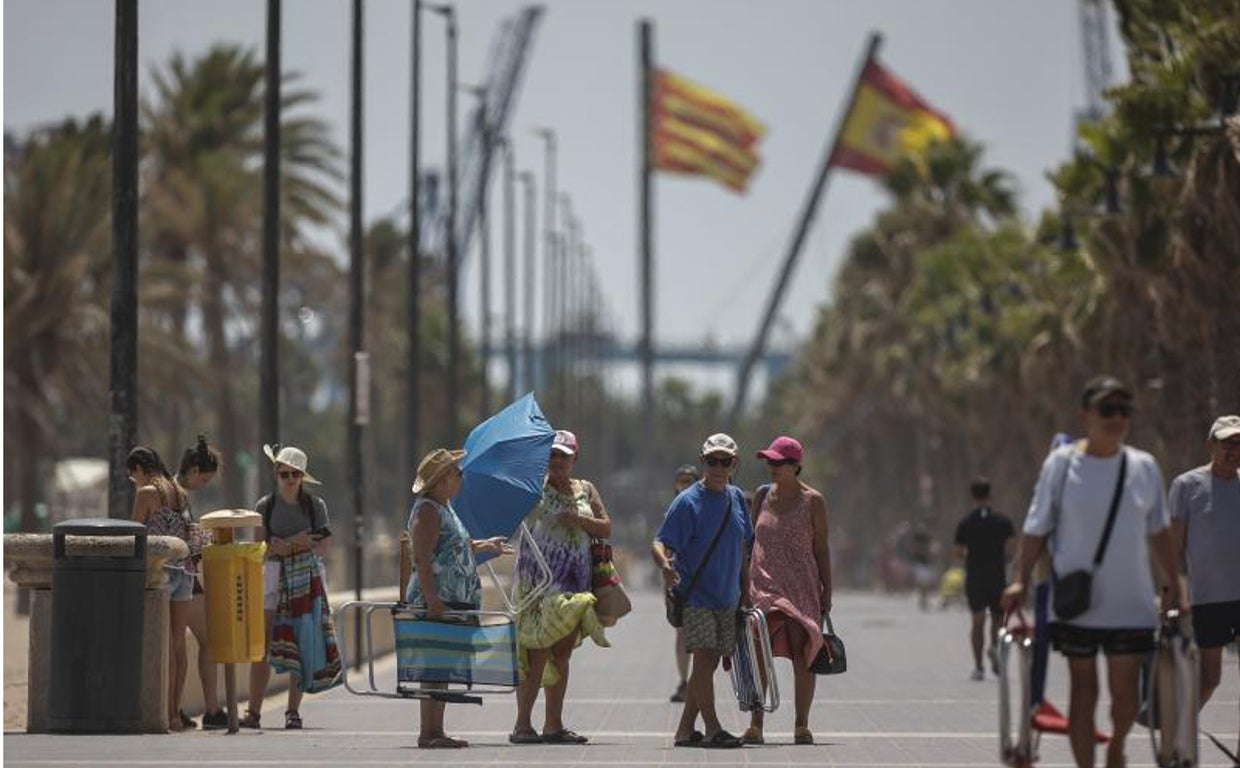 Imagen de recurso de varios turistas en el paseo de la playa de la Malvarrosa en Valencia