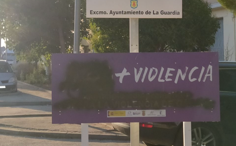 Podemos solicita que se investigue la vandalización de los carteles contra la violencia machista en La Guardia