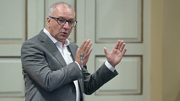 Luis Campos en el Parlamento en foto de archivo