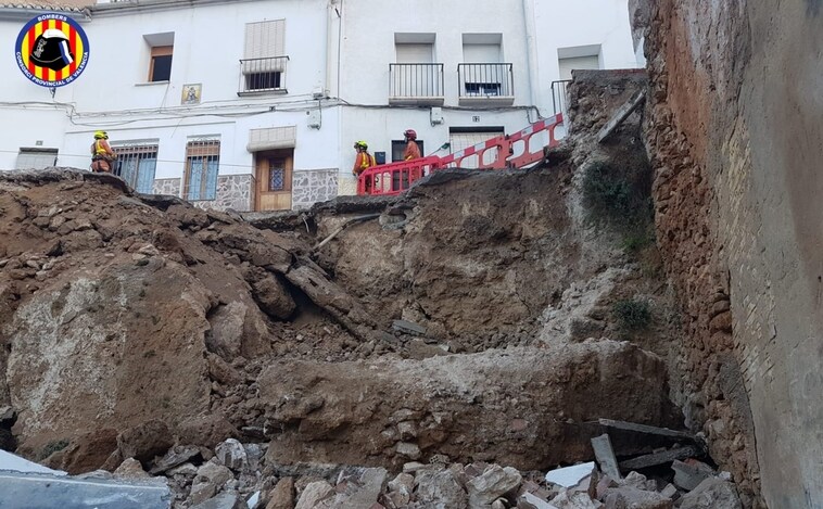 Doce personas desalojadas por el derrumbe de un muro en Buñol en plenas fiestas de la Tomatina