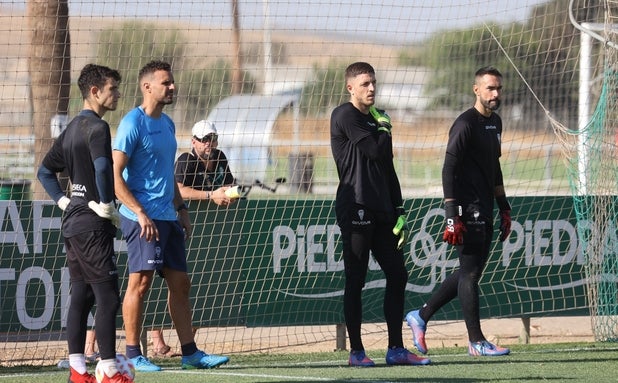 Carlos Marín, portero del Córdoba CF: «Este año será vital cuidar el balón parado»