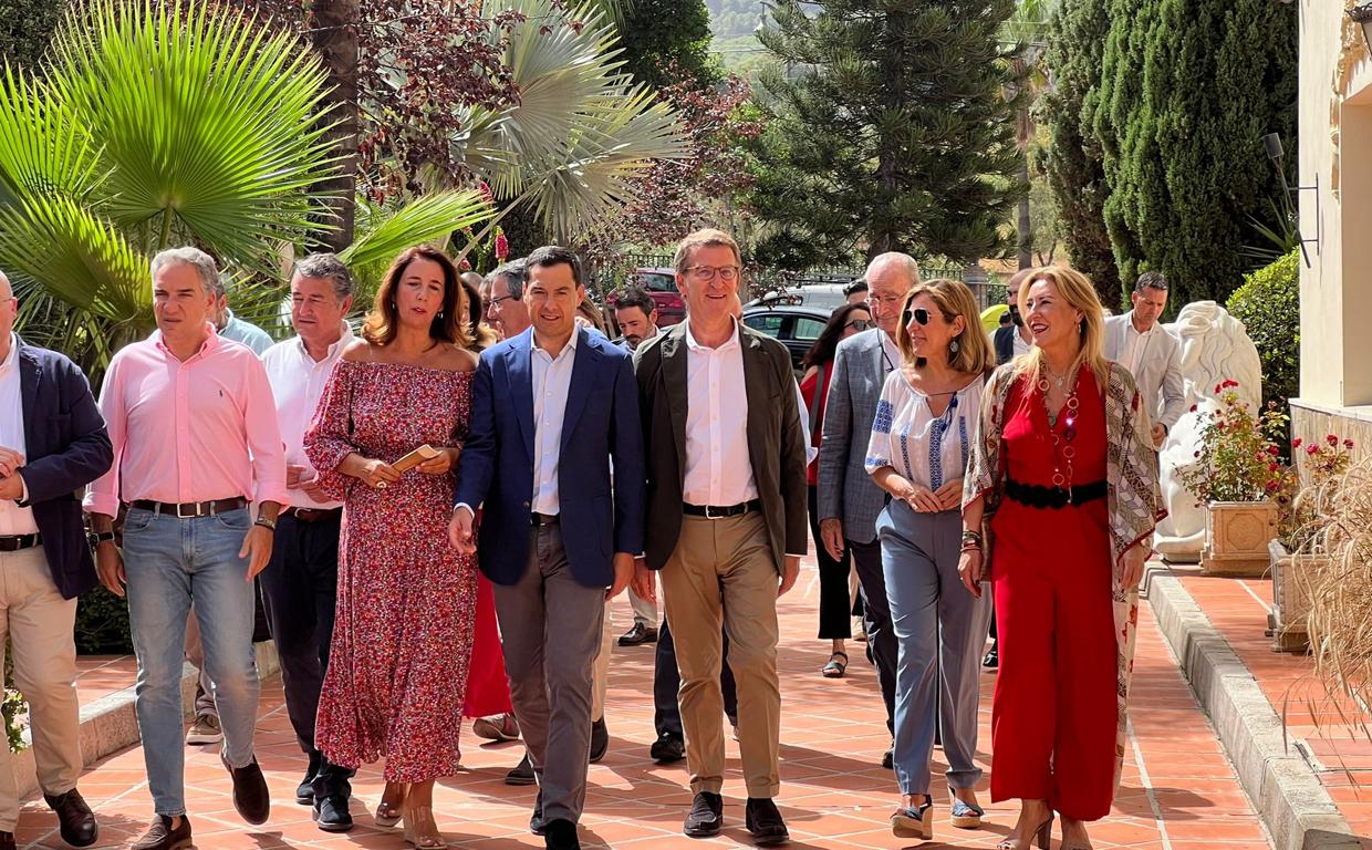 Juanma Moreno y Alberto Núñez Feijóo a su llega al hotel Mirador de Alhaurín el Grande