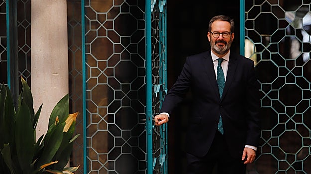 El delegado, en el patio de la sede de la institución