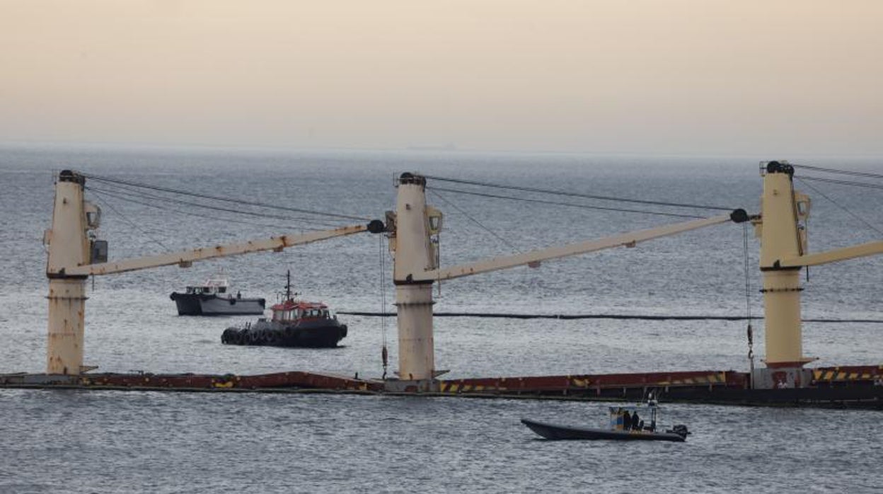 Bombeada la mitad del gasóleo de los tanques del buque semihundido ante las costas de Gibraltar