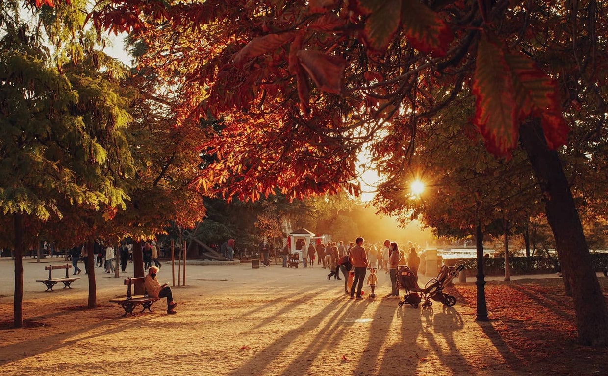Parque público, en una puesta de sol otoñal