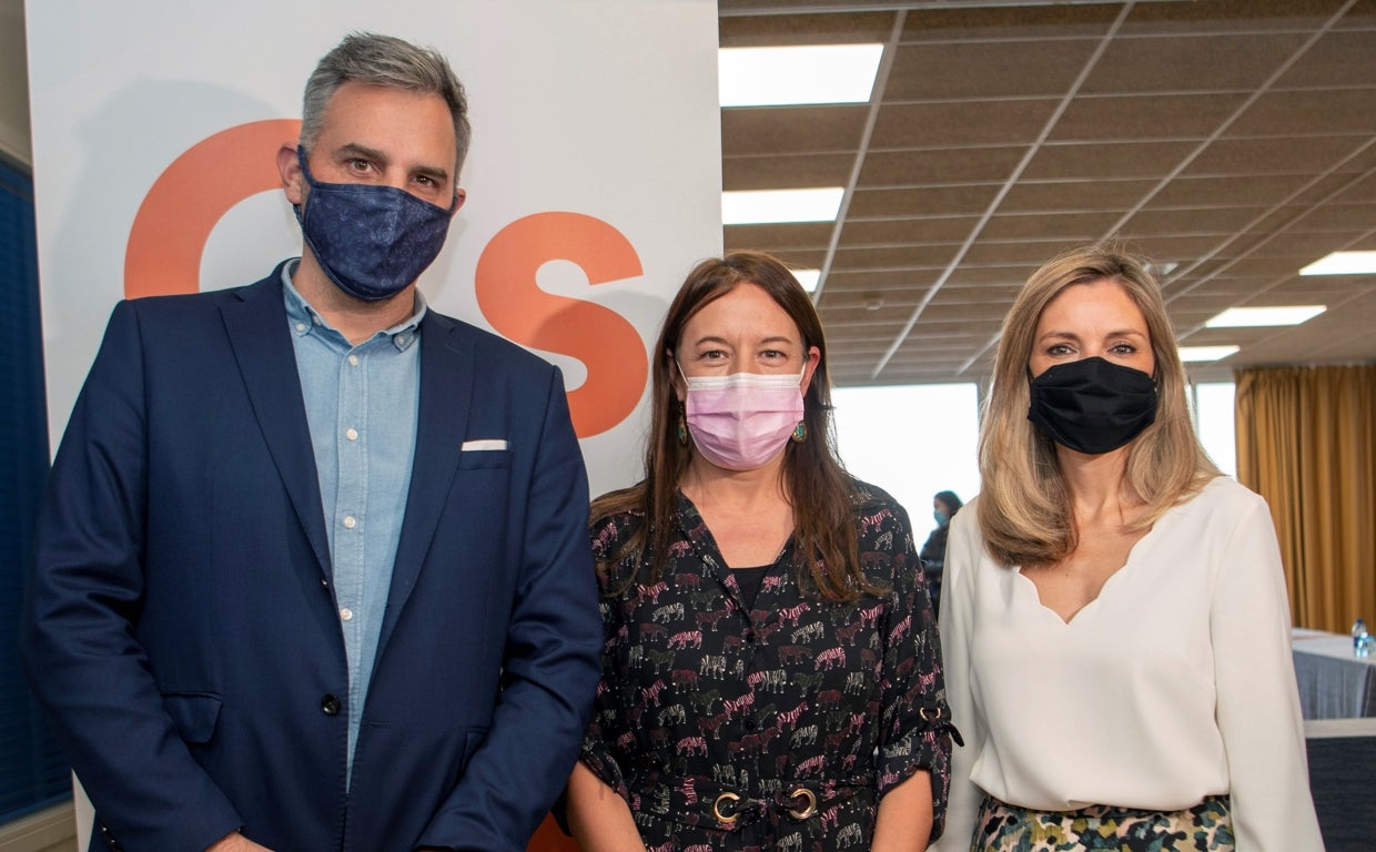 Borja González, ya exsecretario de Organización de Cs, en una imagen de archivo con la secretaria general del partido, Marina Bravo, y la coordinadora de Baleares, Patricia Guasp
