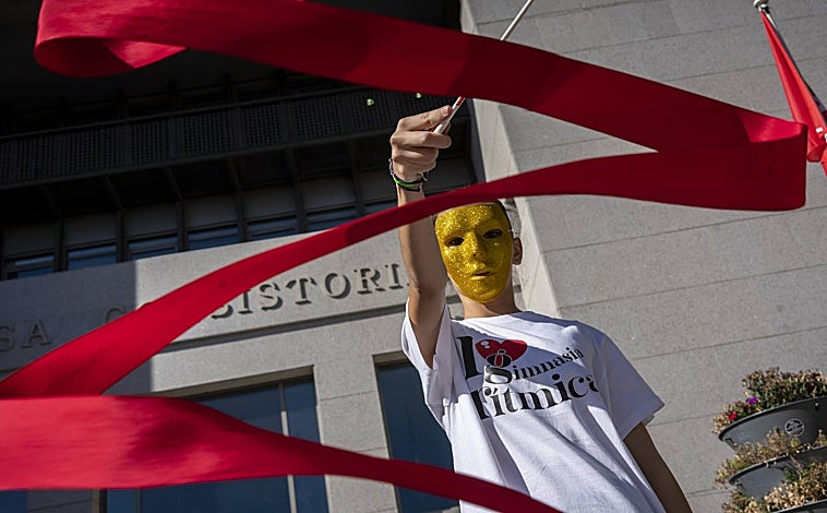 Imagen principal - SOS desesperado por el sueño de ser gimnastas rítmicas: «Necesitamos un sitio en el que entrenar»