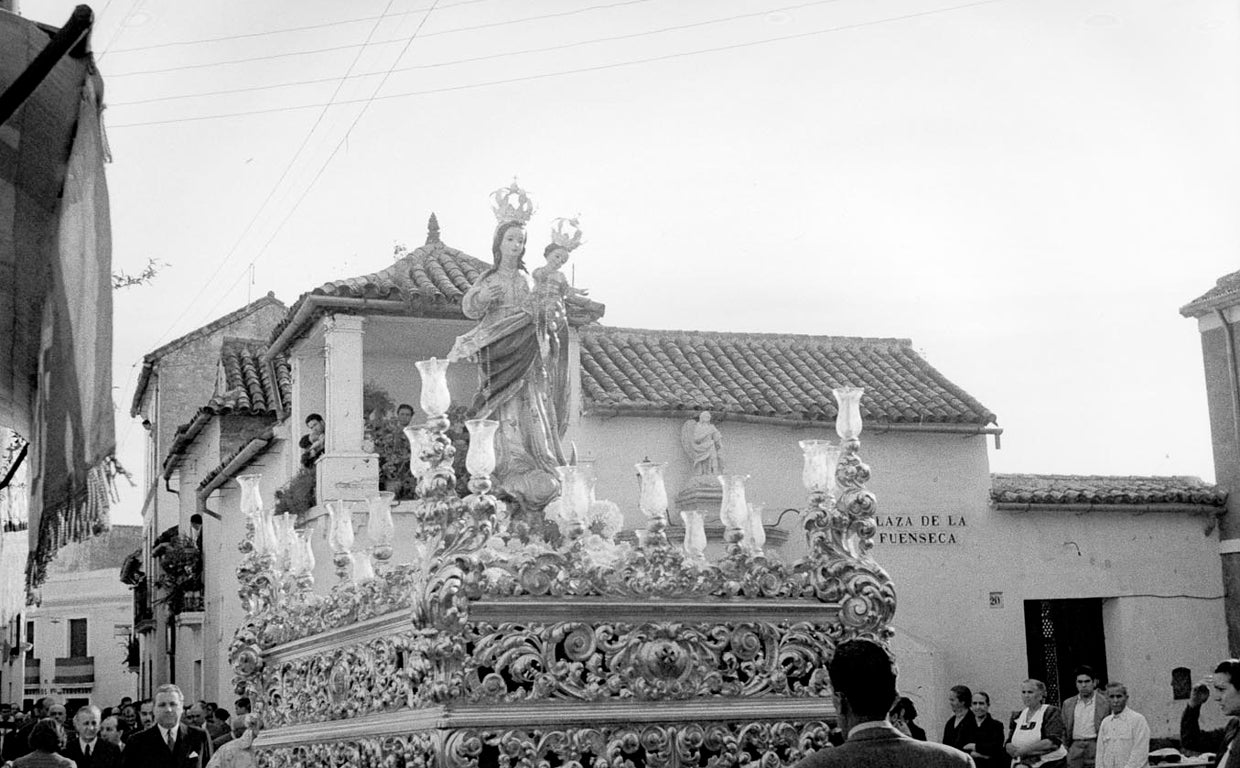 La Virgen del Rosario, en una procesión en la década de 1950, al pasar por la Fuenseca