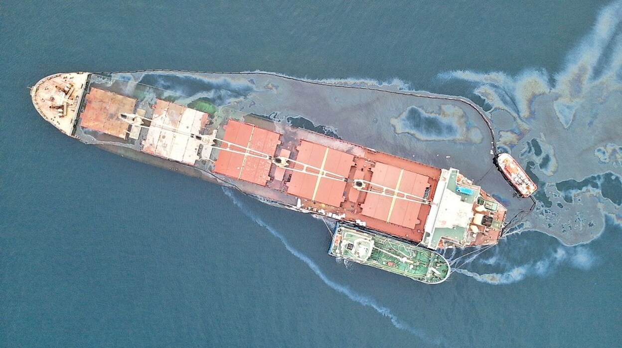 Concluye la retirada de 245 toneladas de gasóleo del barco semihundido en Gibraltar