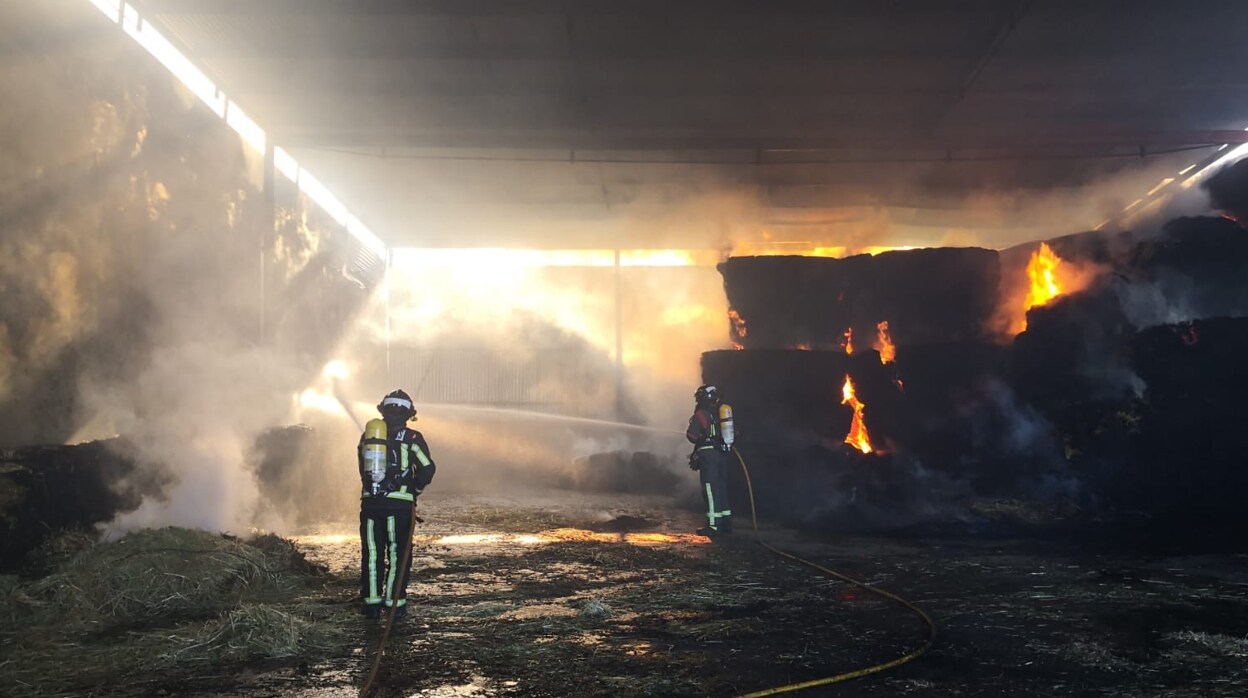 Incendio Córdoba | Los bomberos sofocan un espectacular fuego en una nave de Belalcázar