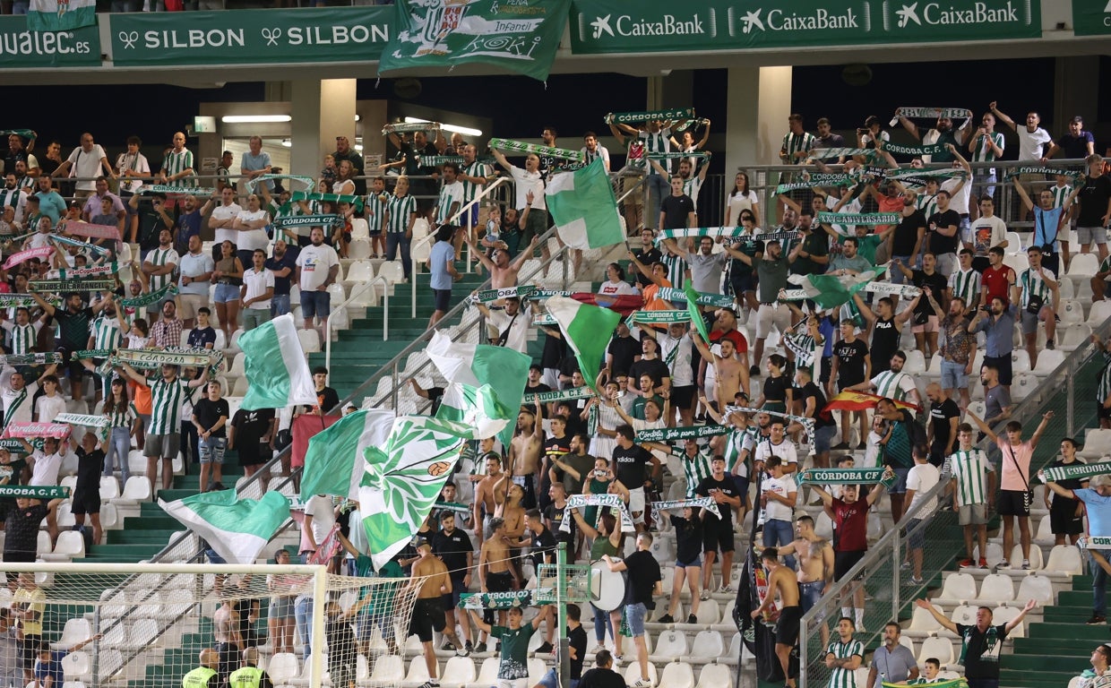 La afición de El Arcángel anima en el primer partido de liga