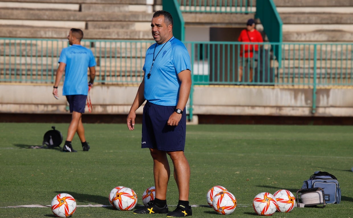 Germán Crespo da instrucciones a los suyos en la Ciudad Deportiva