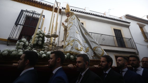 Costaleros de la Merced portando a hombros a la VIrgen durante su traslado