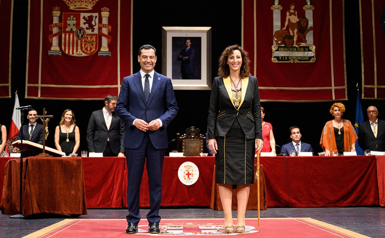 Juanma Moreno ha arropado a la nueva alcaldesa de Almería.