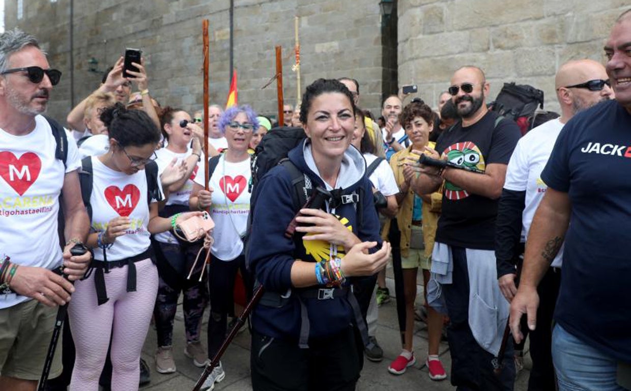 La exdiputada de Vox Macarena Olona culminó ayer en Compostela el Camino de Santiago