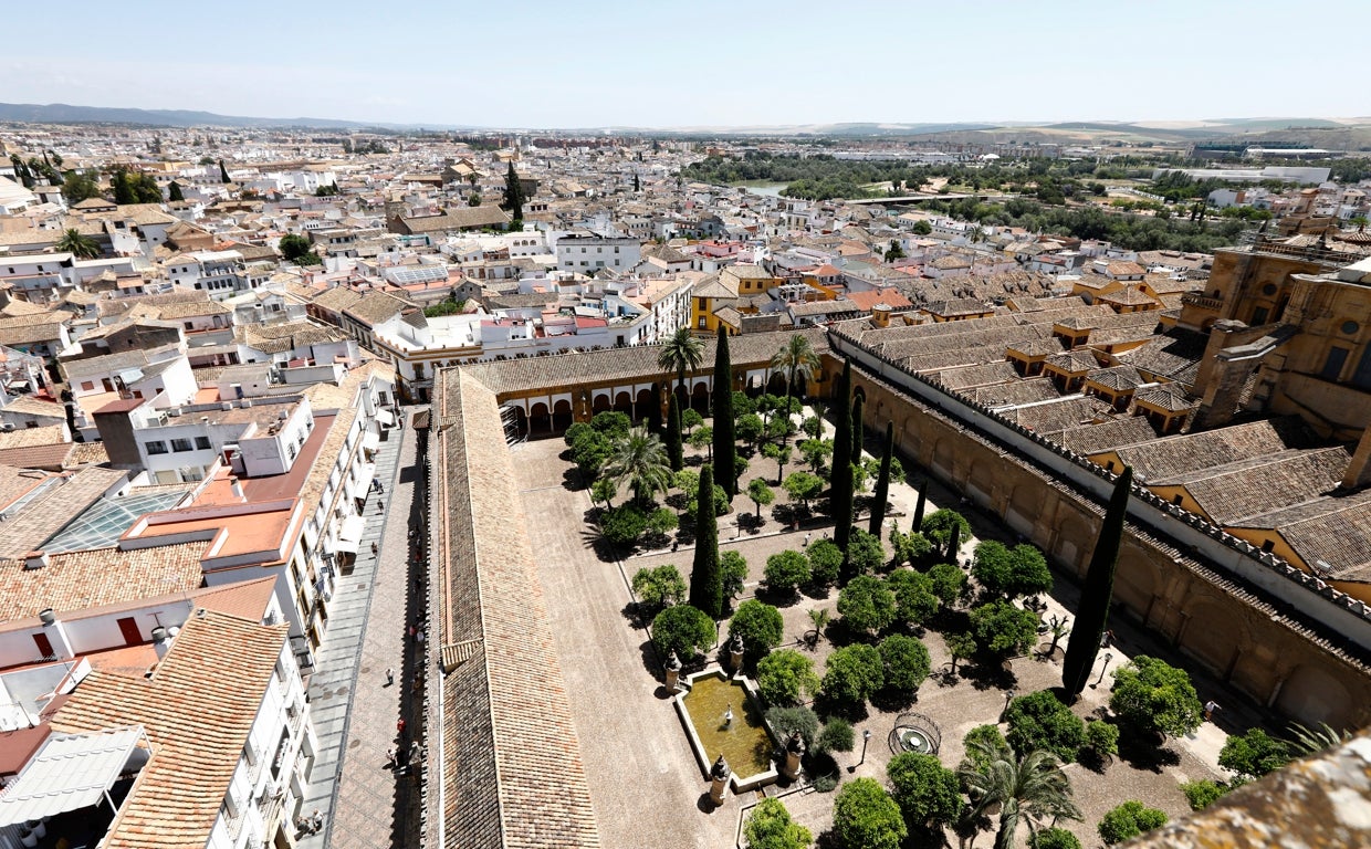 Cultura pide un plan integral para restaurar el pórtico del Patio de los Naranjos de Córdoba