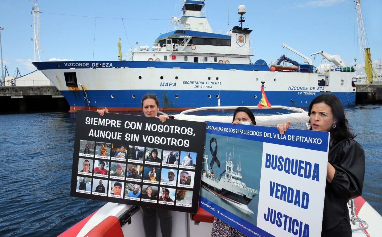 Concentración de los familiares, pidiendo la bajada al pecio