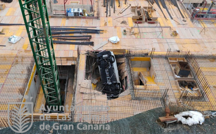 Sale ileso de un aparatoso accidente tras caer con su coche cinco metros y aterrizar en una vivienda