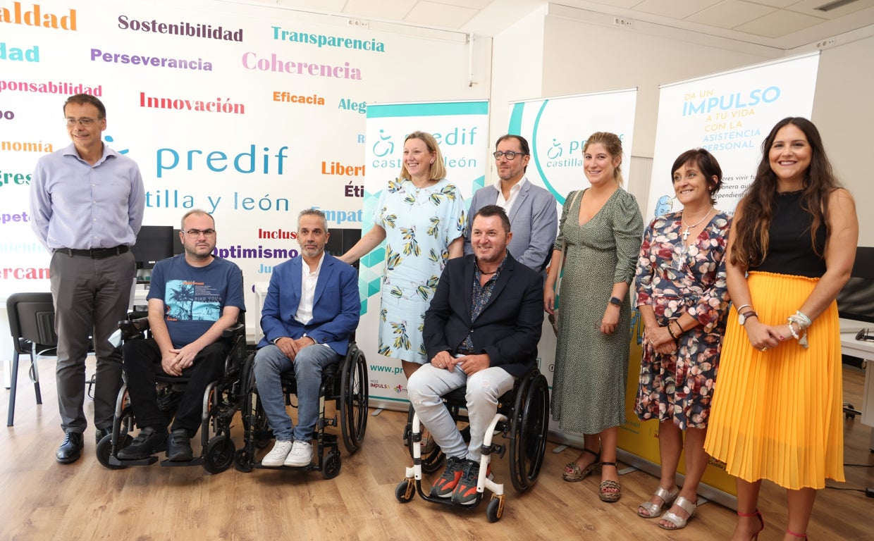 La consejera de Familia, Isabel Blanco, posa con, entre otros, el presidente de Predif Castilla y León, Francisco J. Sardón Peláez, y con el delegado de la ONCE en Castilla y León, Ismael Pérez Blanco, durante la inauguración de la nueva oficina de la entidad