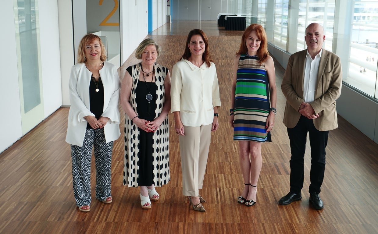 De izquierda a derecha: la investigadora Laura Lechuga, la oncóloga Ana Lluch, la Presidenta de EDEM y consejera de Mercadona, Hortensia Roig, la Presidenta Ejecutiva de 50&50 Gender Leadership, Gloria Lomana, y el fundador de Plataforma Editorial, Jordi Nadal