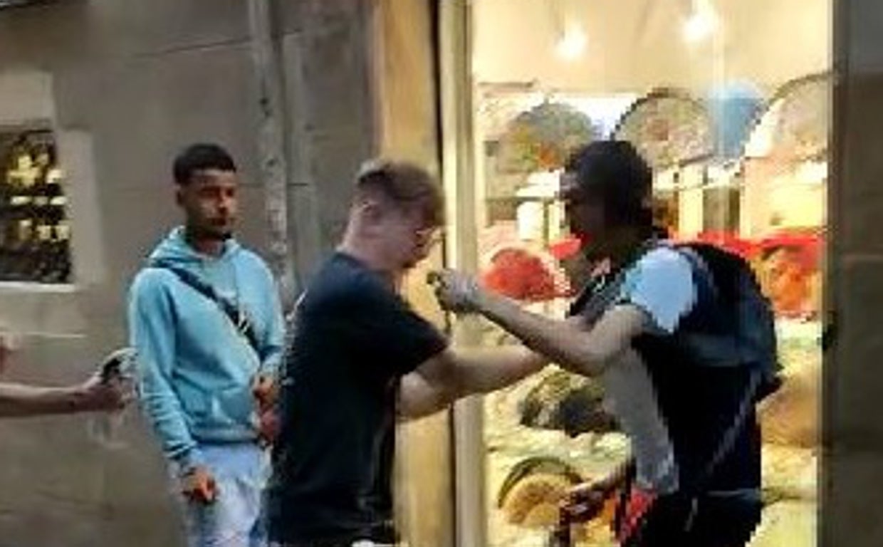 Momento en el que el agresor ataca con un arma blanca a la víctima