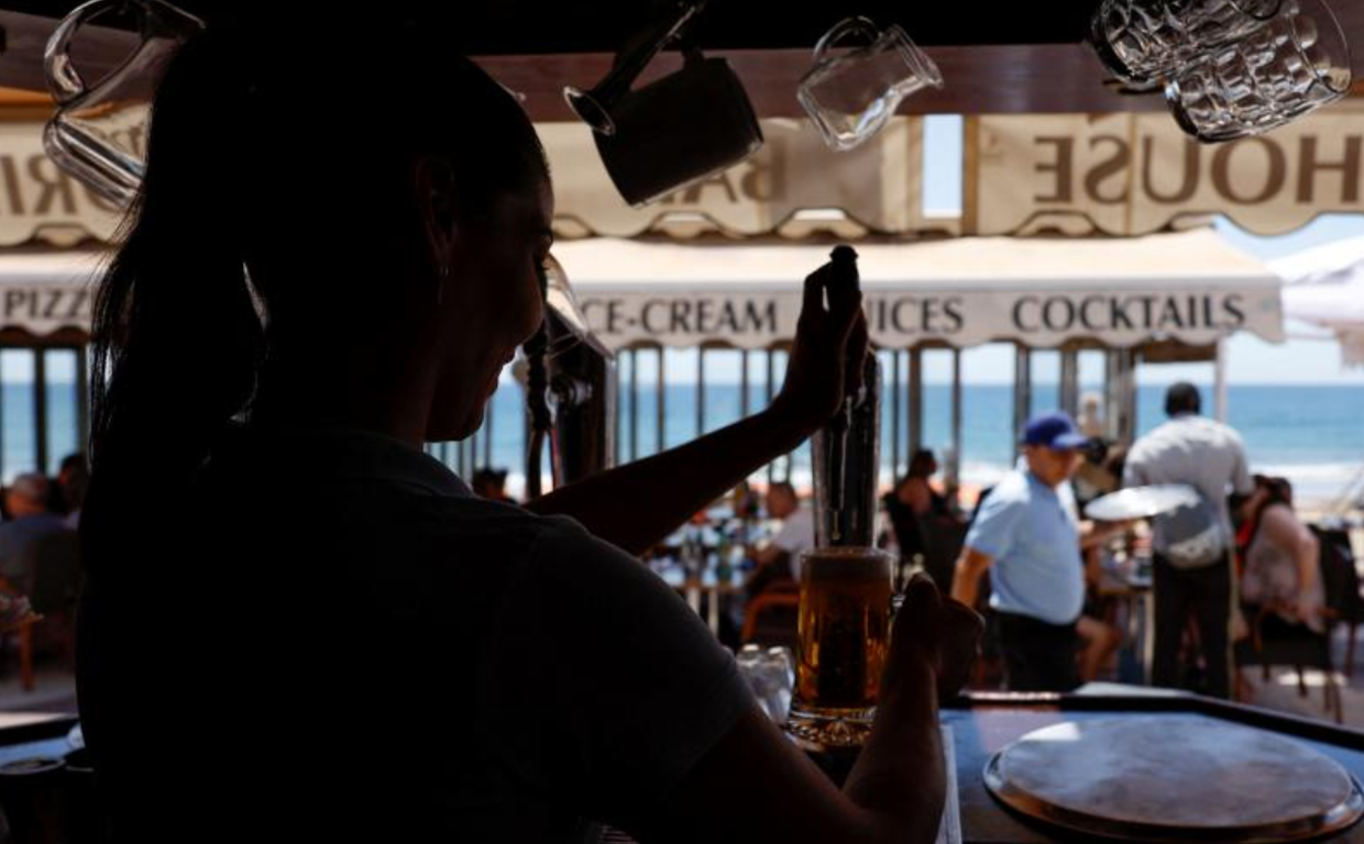 Una camarera sirve en un restaurante en Playa del Inglés, Gran Canaria