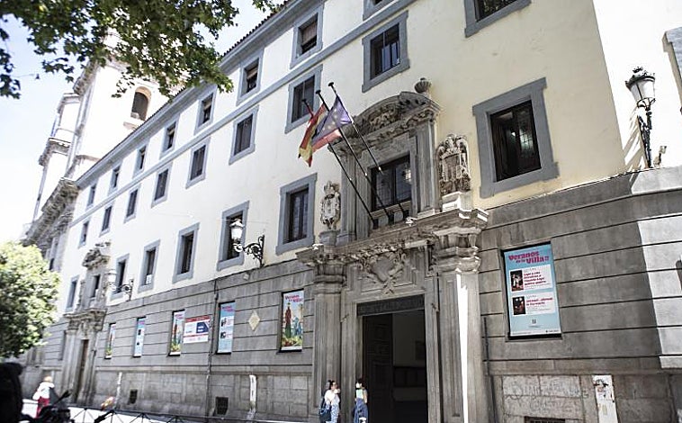 Imagen principal - Arriba el Instituto de San Isidro, donde cursó el autor el Bachillerato. Debajo a la izquierda, antigua Facultad de Medicina en la calle de Atocha, 106. A la derecha, una foto histórica del 'club de la boina', junto al busto de Baroja, con Cela en primer plano.