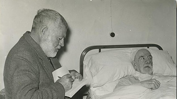 Hemingway visita a Baroja en su lecho de muerte