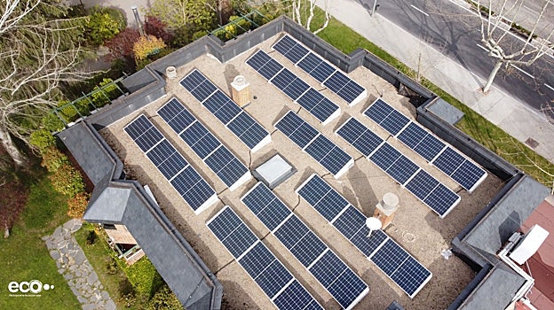 Los paneles de una comunidad de vecinos de Majadahonda, a vista de dron