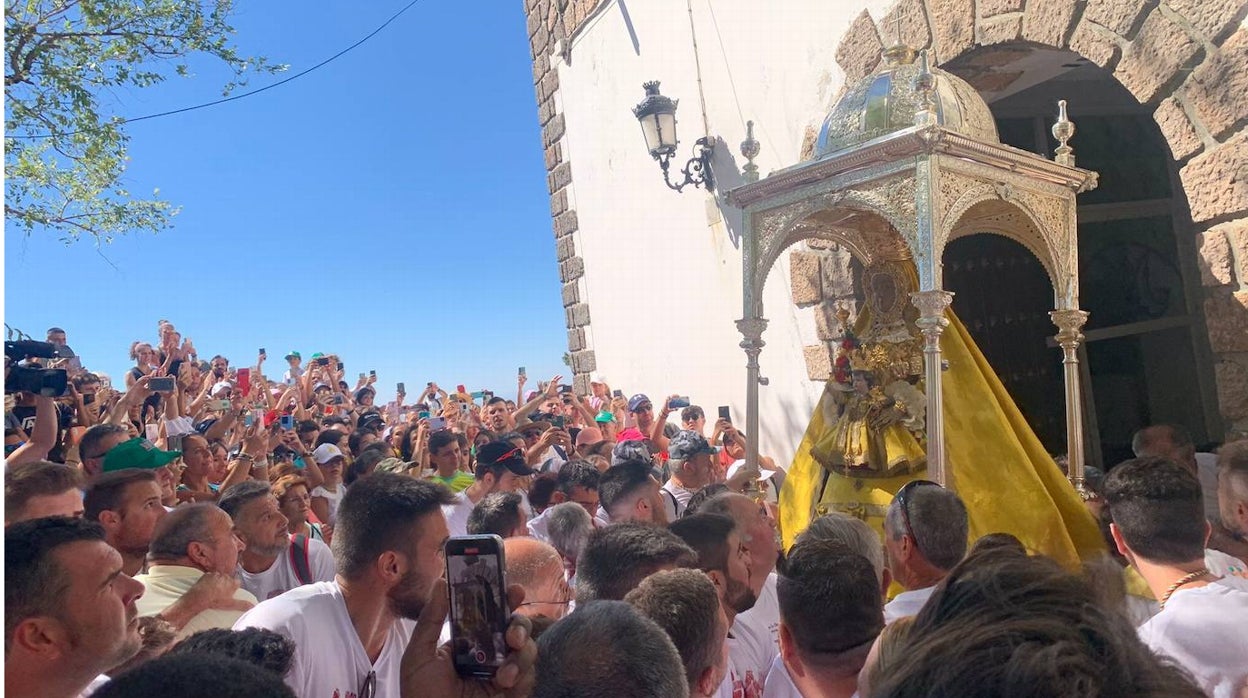 La multitudinaria Bajá de la Virgen de Cabra, en imágenes