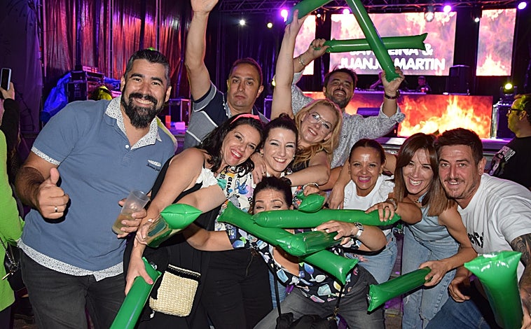 Imagen principal - Momentos de la fiesta, a la que acudieron unas 3.000 personas