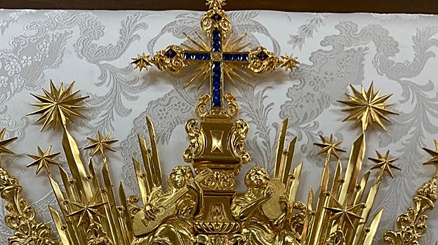 Detalle de la cruz y los dos ángeles con símbolos alusivos al coro