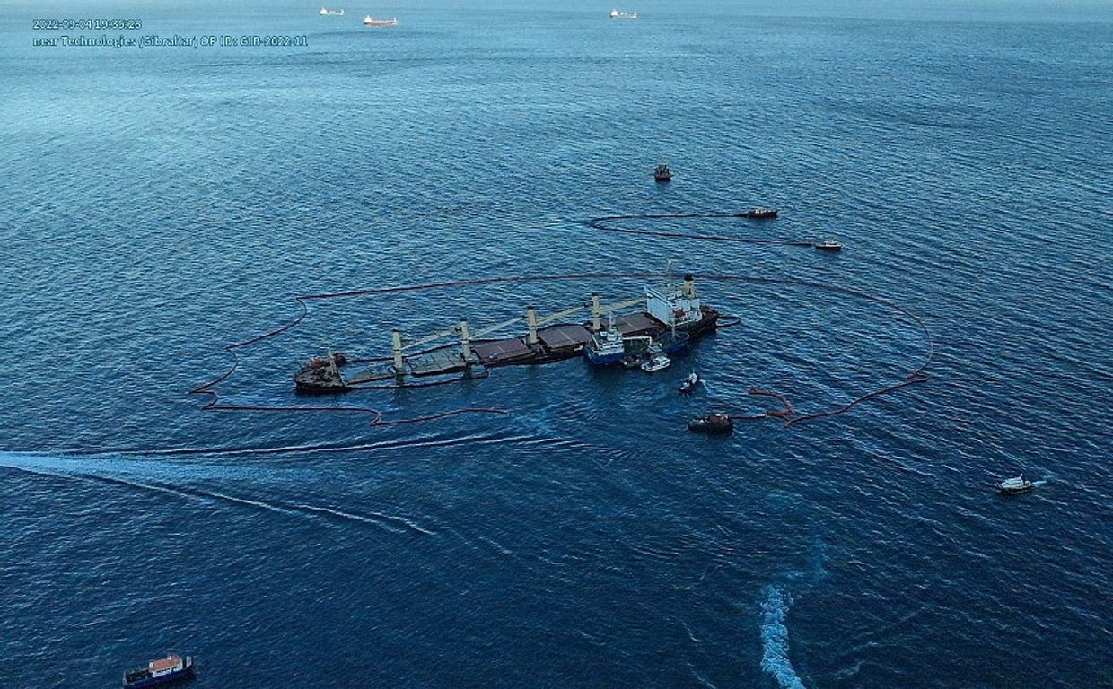 Imagen del buque OS 35 y de las barreras de contención de vertidos