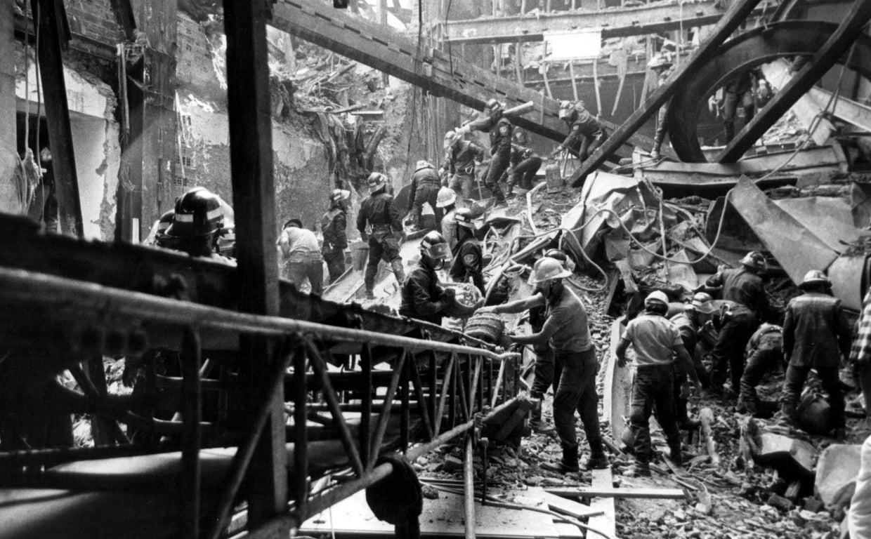 Bomberos trabajan en el desescombrado de los Almacenes Arias, en 1987