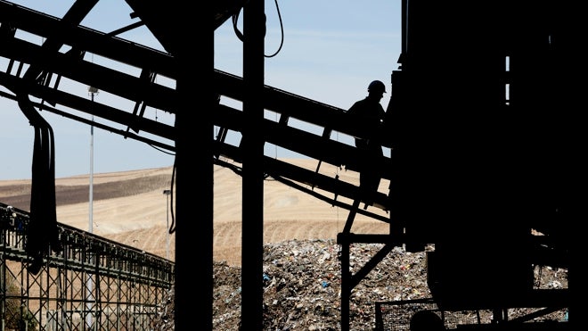 Un operario en el centro de Sadeco