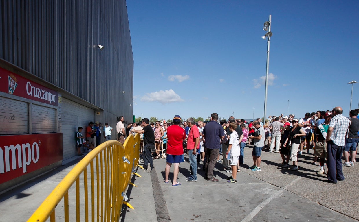 Colas en el estadio El Arcángel