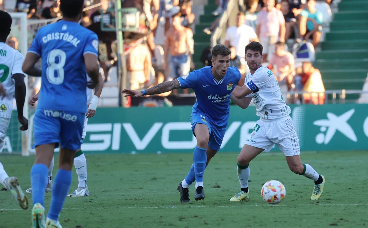 El capitán del Córdoba, Javi Flores, en el partido del domingo ante el Fuenlabrada