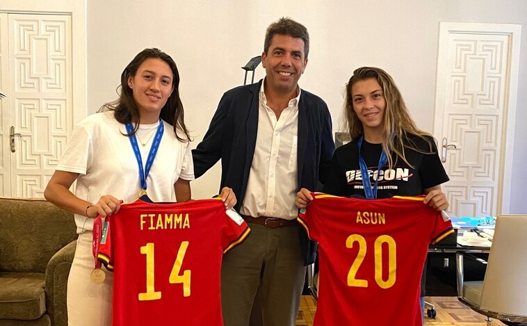 El presidente de la Diputación de Alicante recibe a las campeonas del mundo de fútbol Asun Martínez y Fiamma Benítez