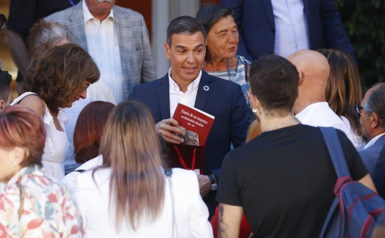 El presidente del Gobierno, Pedro Sánchez, posa con los asistentes al acto de apertura del curso político desde el Palacio de la Moncloa, donde ha atendido a las peticiones e inquietudes de un grupo de ciudadanos