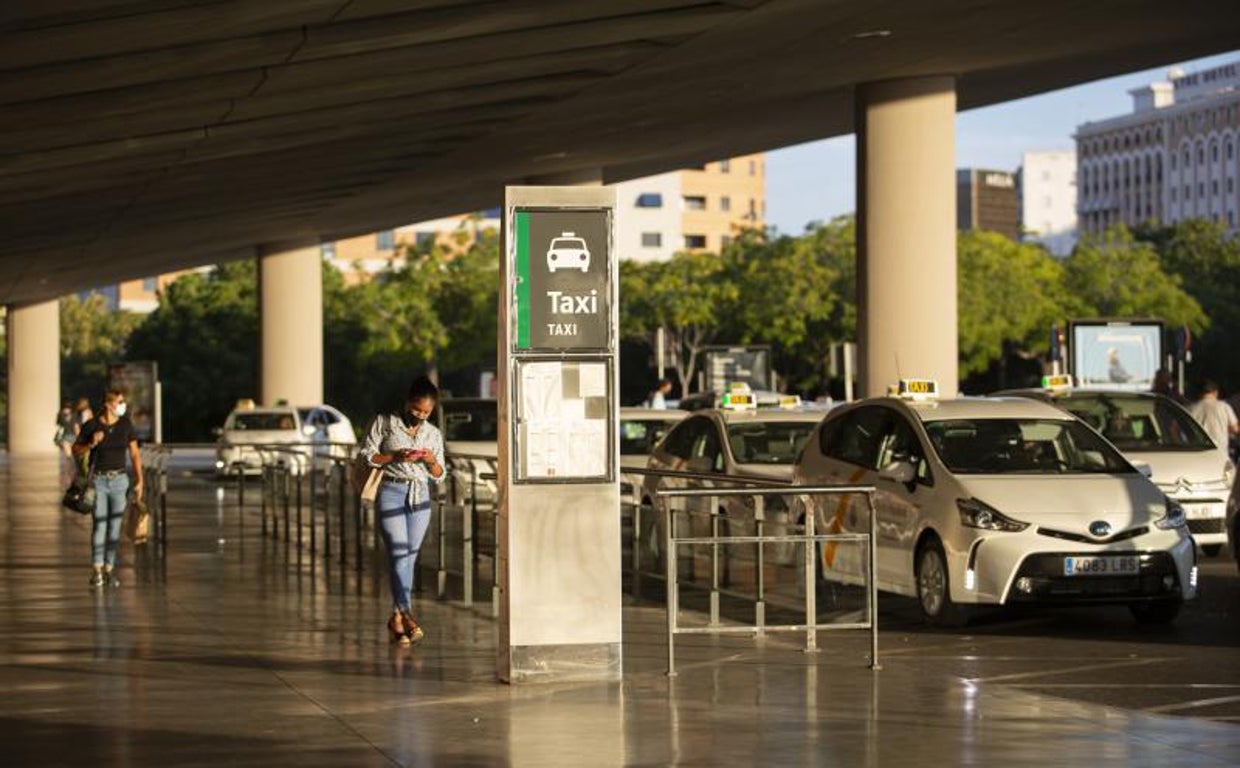 Parada de taxis en la estación de Santa Justa en Sevilla