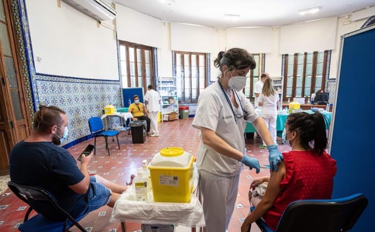 Cuarta dosis contra el coronavirus para toda la población en Valencia: cuándo se empieza a administrar