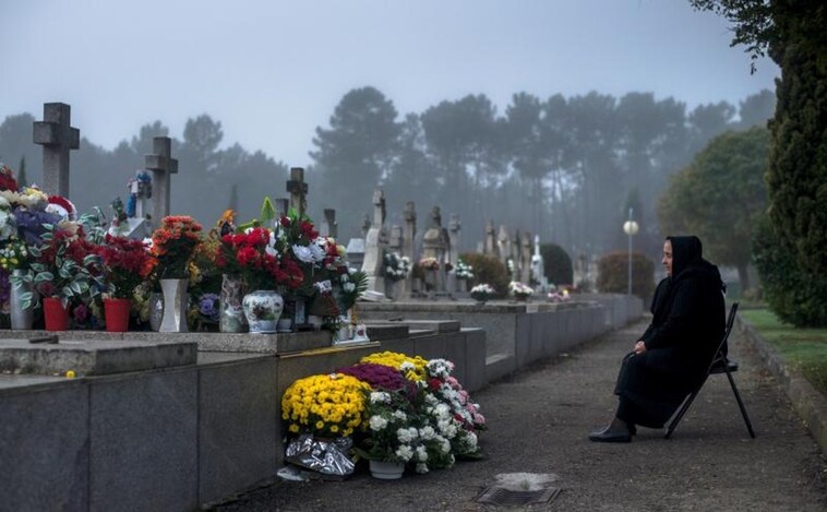 Una mujer visita la tumba de su marido este jueves en el cementerio de Santa Mariña, en Orense